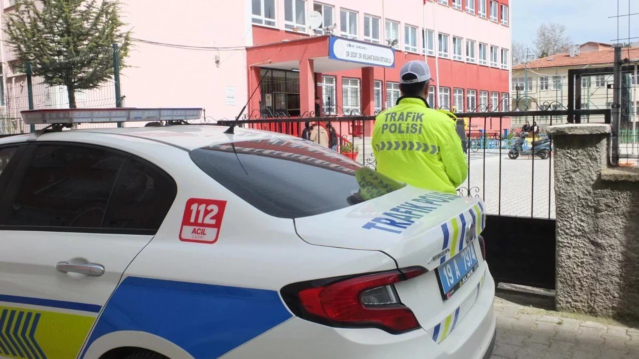 Polisler okul önlerinde nöbet tutmaya başladı