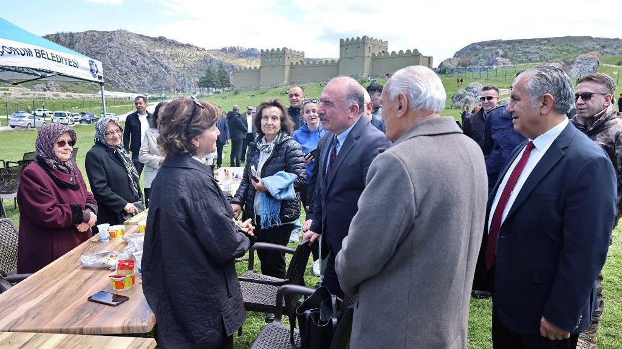 Alkışlar Hasan Tuluk’a