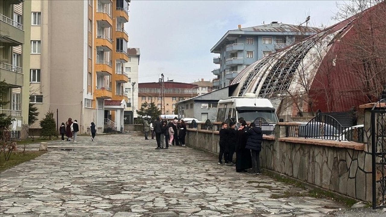 5,2 büyüklüğünde depremle sallandılar