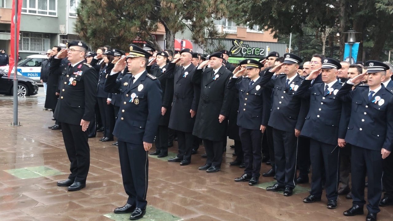 Türk polisi Ata’nın huzurunda