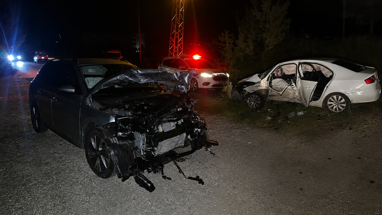 Çorum'da iki otomobil çarpıştı: 7 yaralı