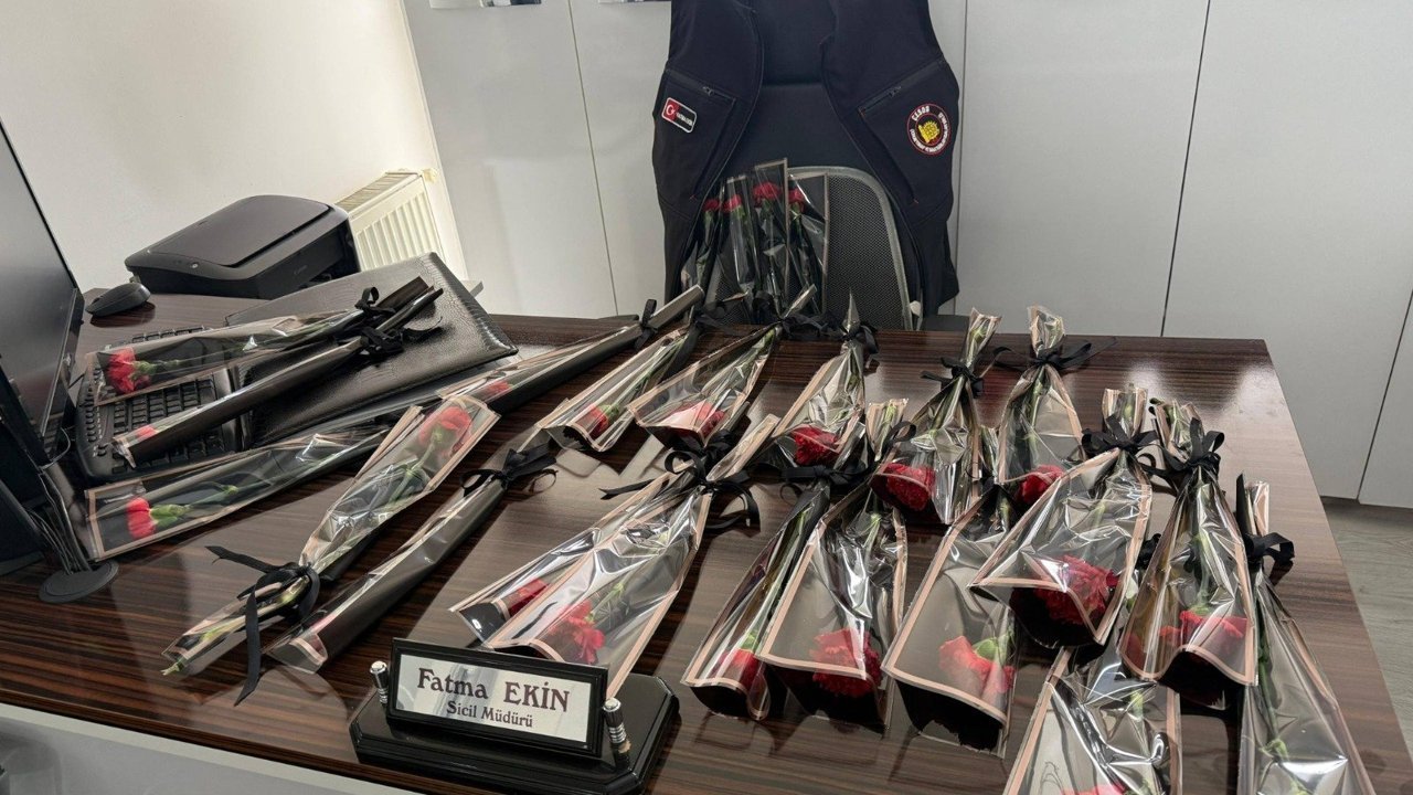 Ekin’in çalışma masası  karanfillerle donatıldı