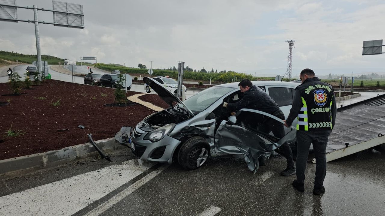 Çarpışmanın şiddetiyle araçlarda sıkıştılar: 7 yaralı