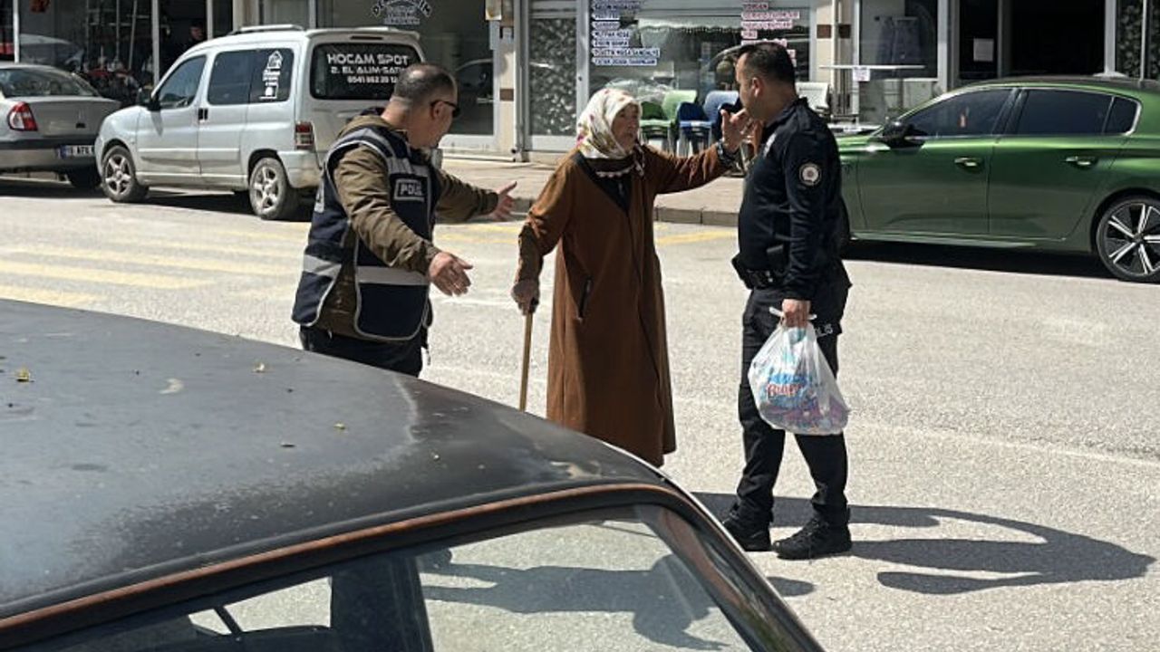 Vicdan Devriyesi: Polis memuru yaşlı kadının...