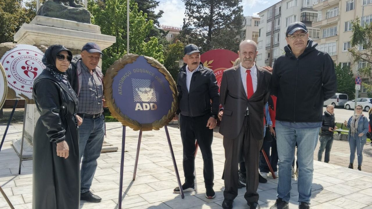 Eğitim-İş ve ADD’den  Anıt’ta çelenk töreni