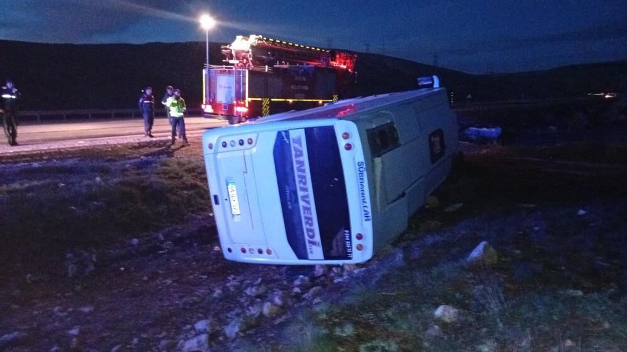 Taraftarları taşıyan midibüs devrildi, 27 taraftar yaralandı