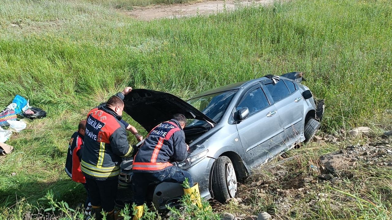 Otomobil şarampole devrildi aynı aileden 4 kişi yaralandı