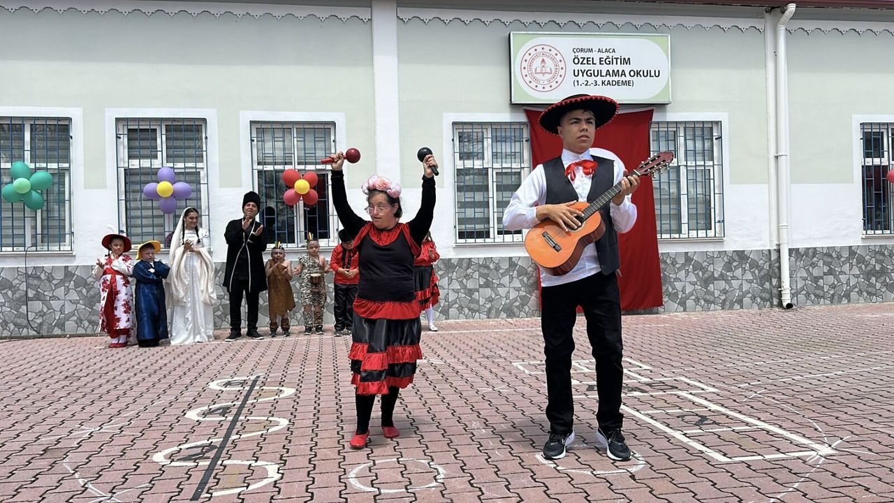 Engelliler Haftası'nı 8 ülkenin  halk danslarıyla kutladılar