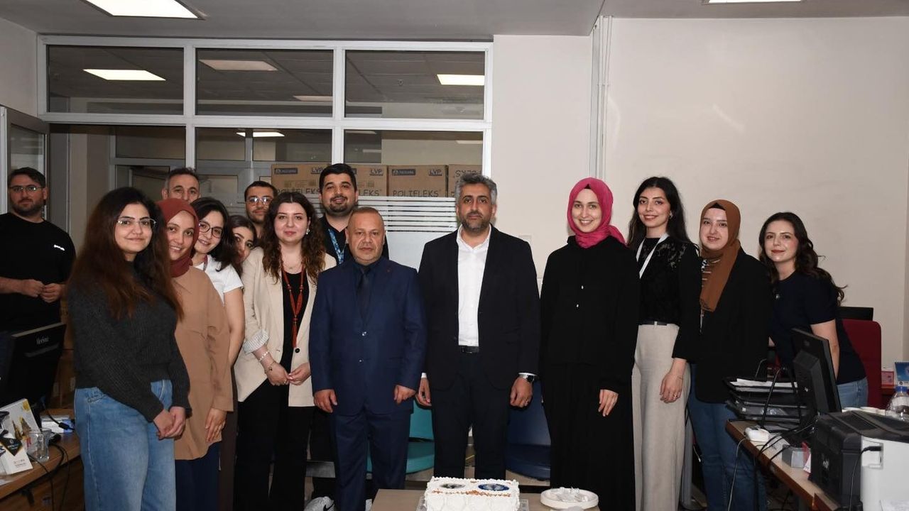 Hastanede eczacılara  özel pastalı kutlama