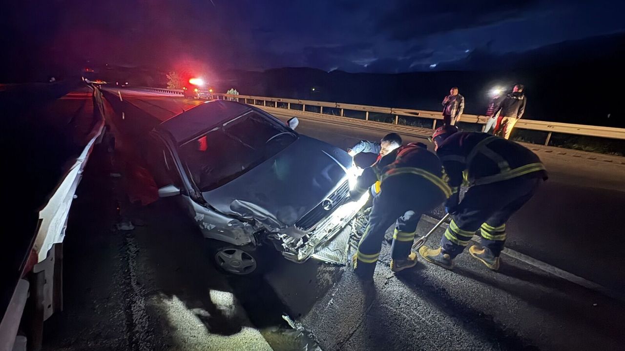 Otomobil bariyerlere  çarptı: 2 yaralı