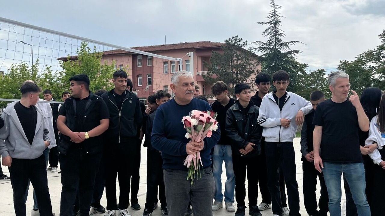 Eğitim çınarı Haydar  Peşmen emekli oldu