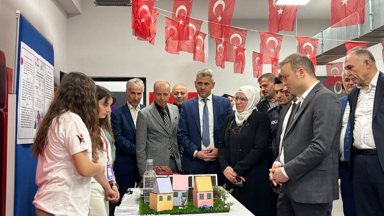 Alaca'da TÜBİTAK 4006 Bilim Fuarı düzenlendi
