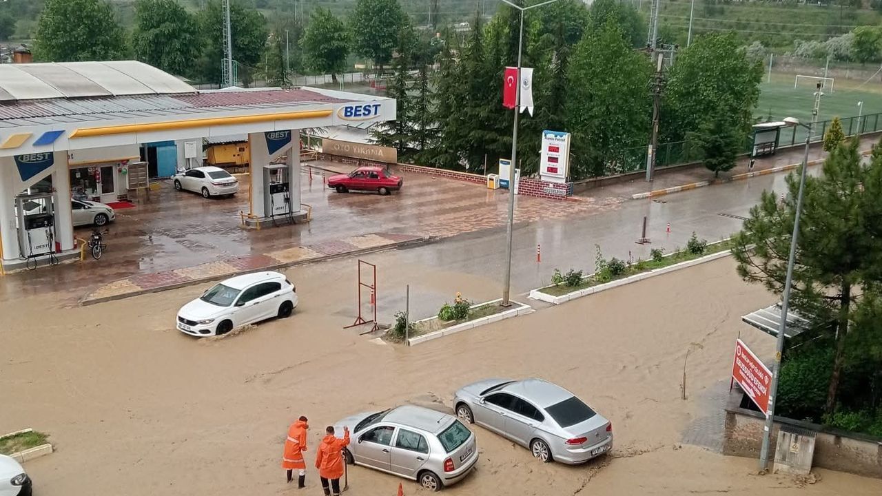 Sağanak ve dolu iki ilçeyi vurdu