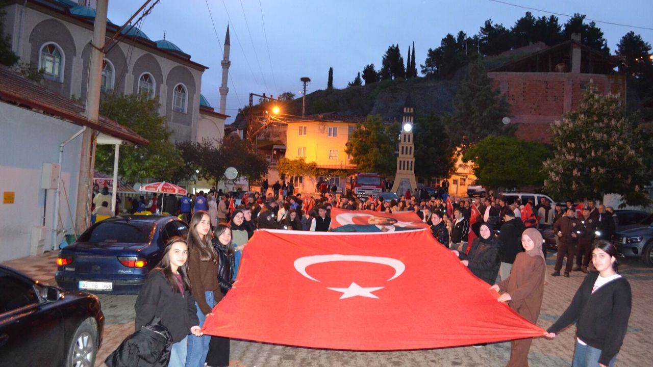 Dodurga'da 19 Mayıs etkinlikleri  kapsamında fener alayı düzenlendi