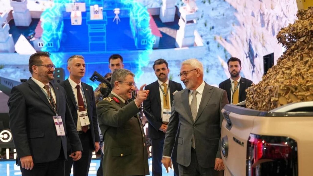 Genelkurmay Başkanı Selçuk Bayraktaroğlu MKE standında