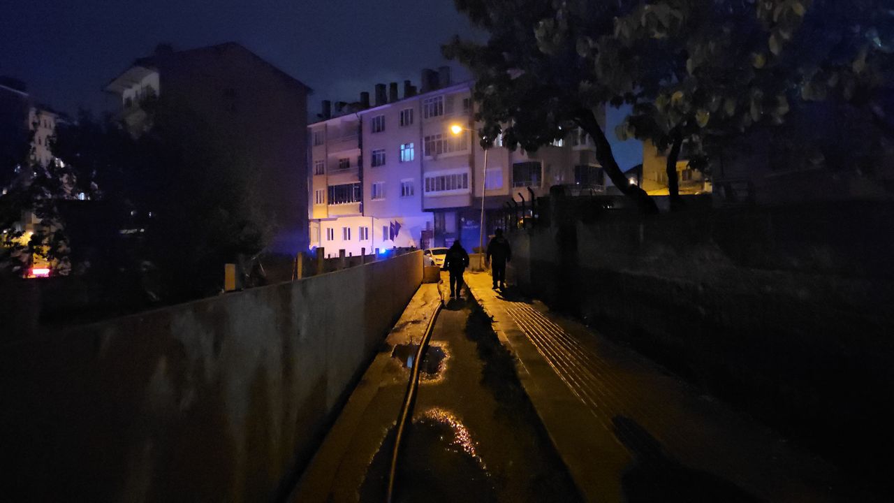Gece yarısı düzenekle havai fişek patlattılar