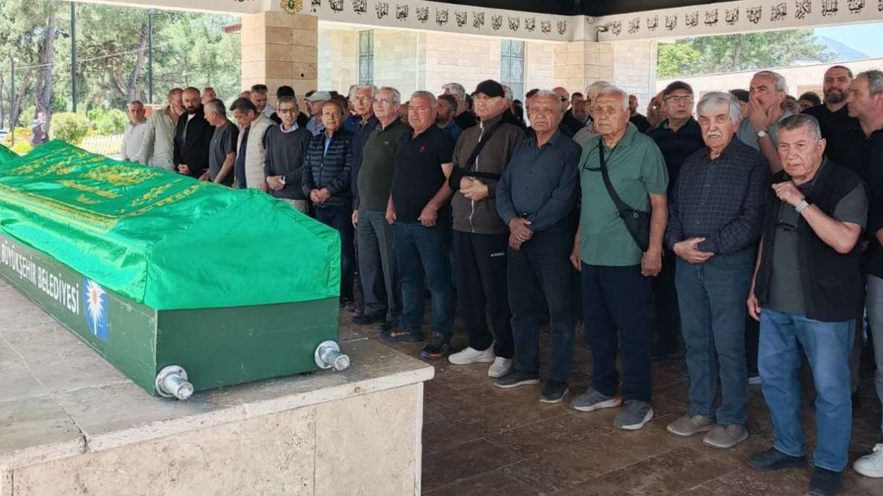 İsmet Tandoğan’ın cenazesi Antalya’da toprağa verildi