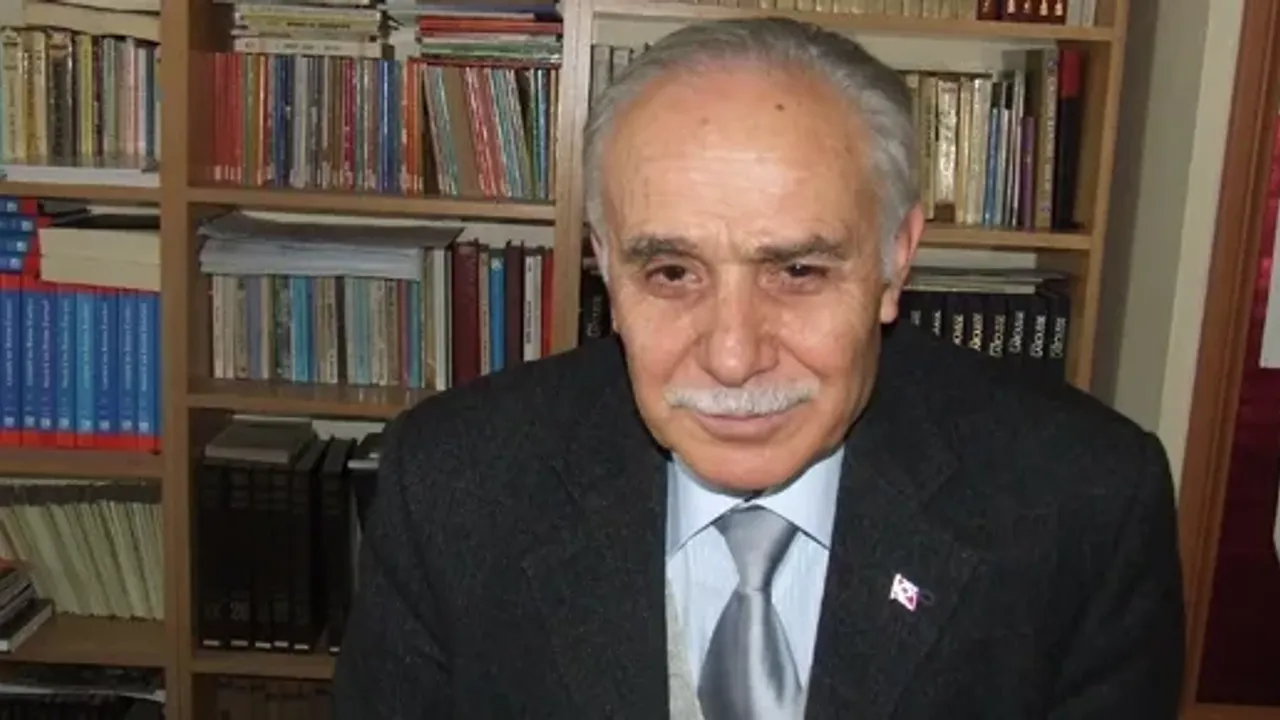 Aydemir kitaplarını imzalıyor