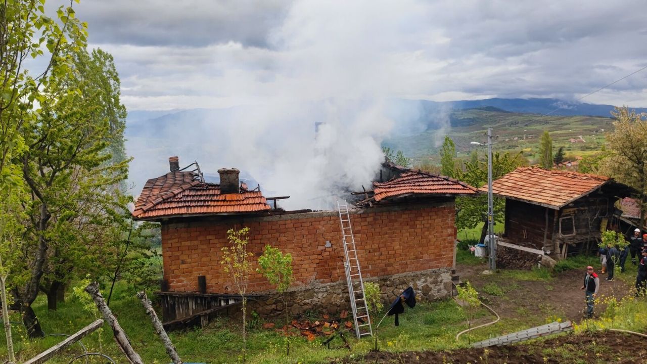 Yangın çıkan ev kullanılamaz hale geldi