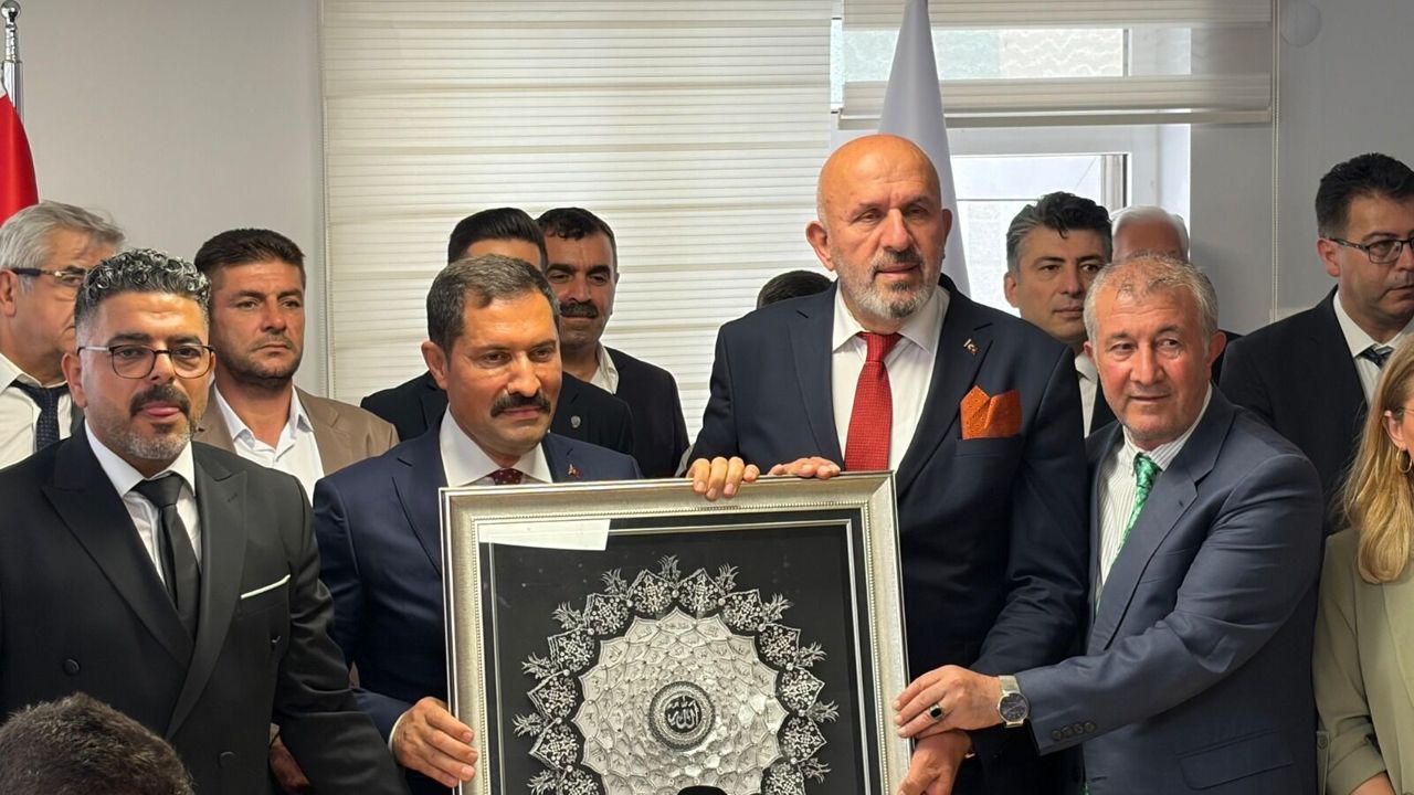 Çorumlu Vali Masatlı’ya  ‘Yılın Valisi’ ödülü verildi