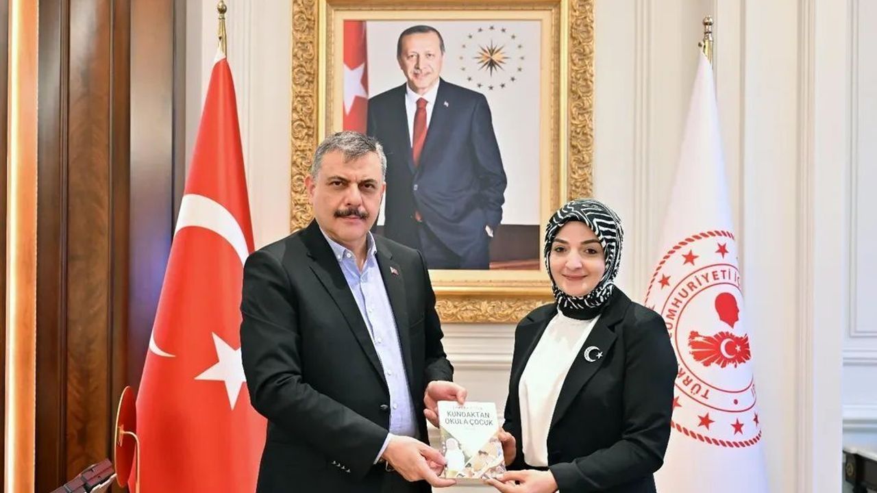 Bakan Çiftçi’ye  kitabını hediye etti