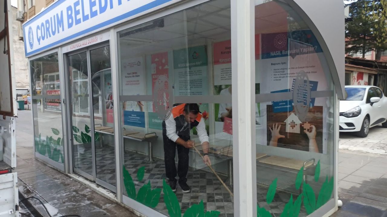Otobüs durakları  elden geçiriliyor