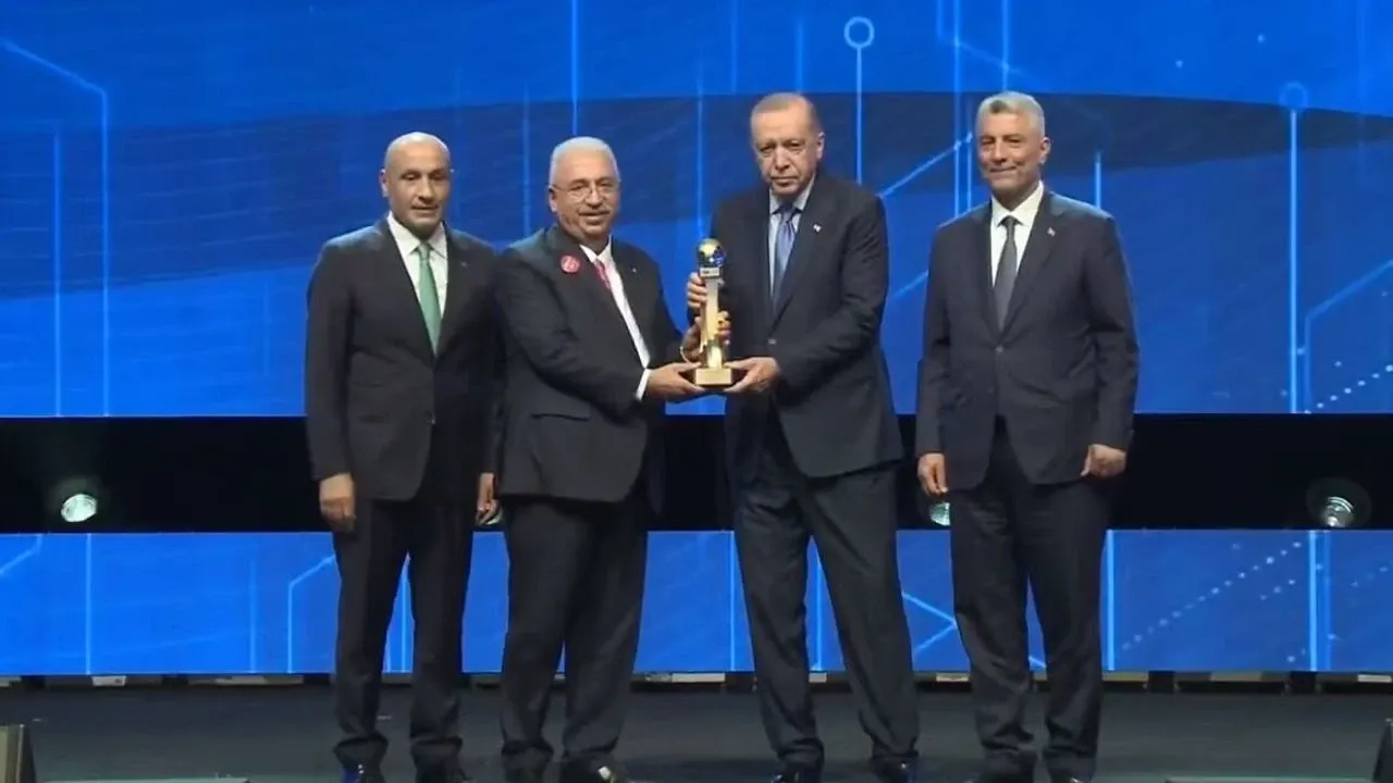 Ahmet Ahlatcı ödülünü Cumhurbaşkanı Erdoğan’dan aldı