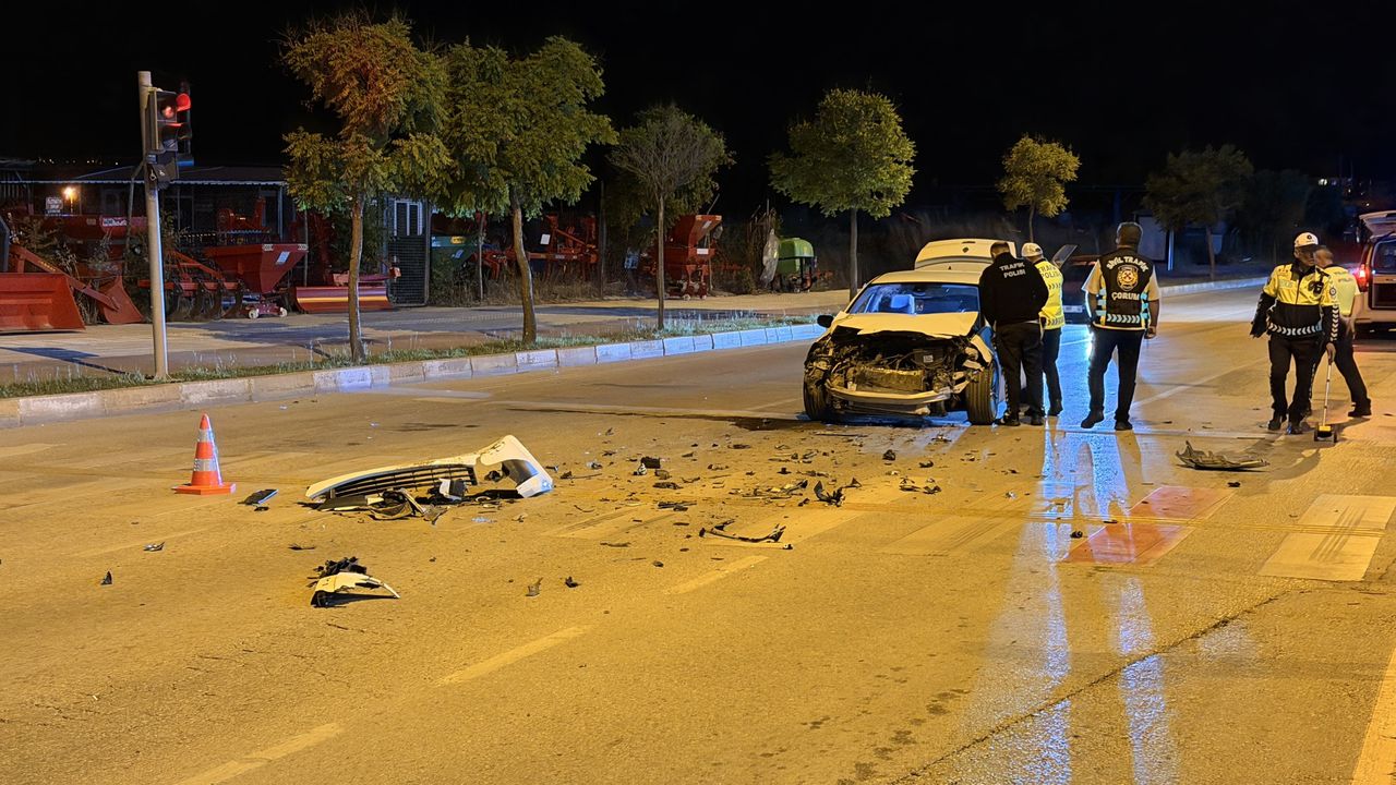 Çorum'da trafik ışıklarında bekleyen otomobile çarpan sürücü kaçtı: 2 yaralı