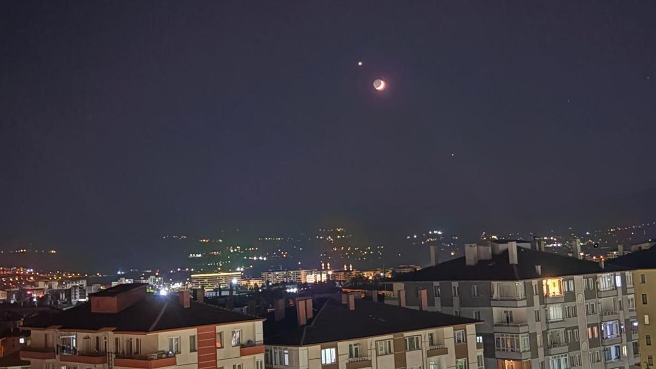 Çorum semalarında Ay ve Venüs buluşması