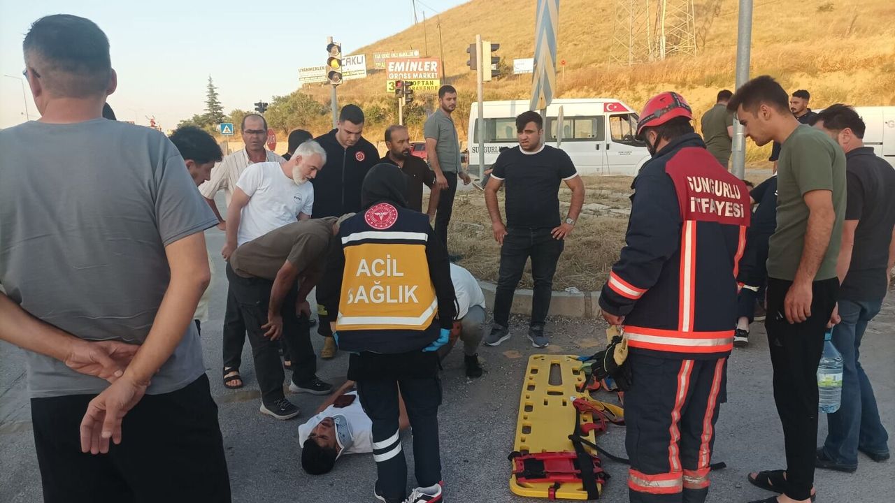 Otomobil ile motosiklet çarpıştı: Yaralılar var