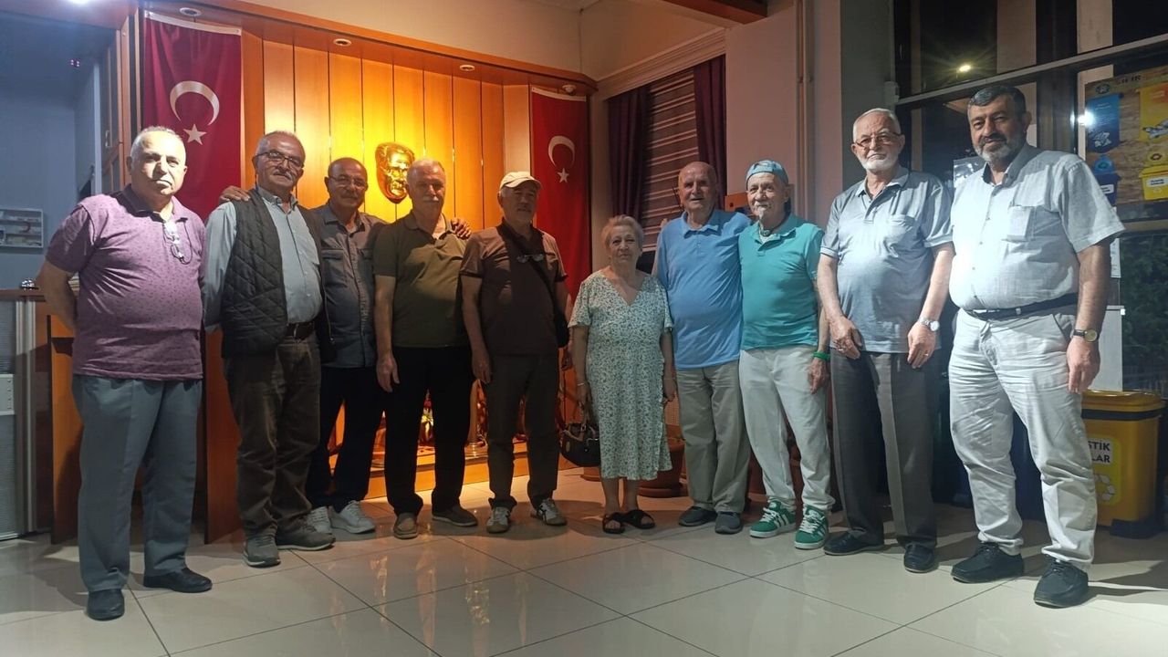 Emekli öğretmenler öğrencileriyle buluştu