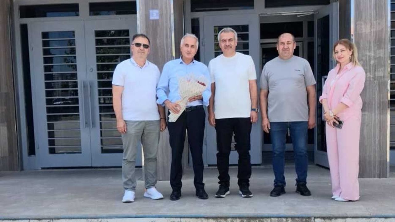 Özejder Sosyal Bilimler  Lisesi’nde bayrak değişimi