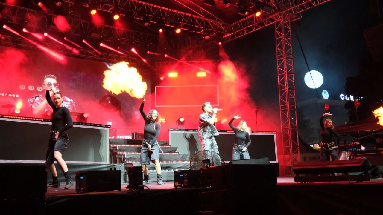 Sefo Çorum'da hayranlarına  unutulmaz bir gece yaşattı