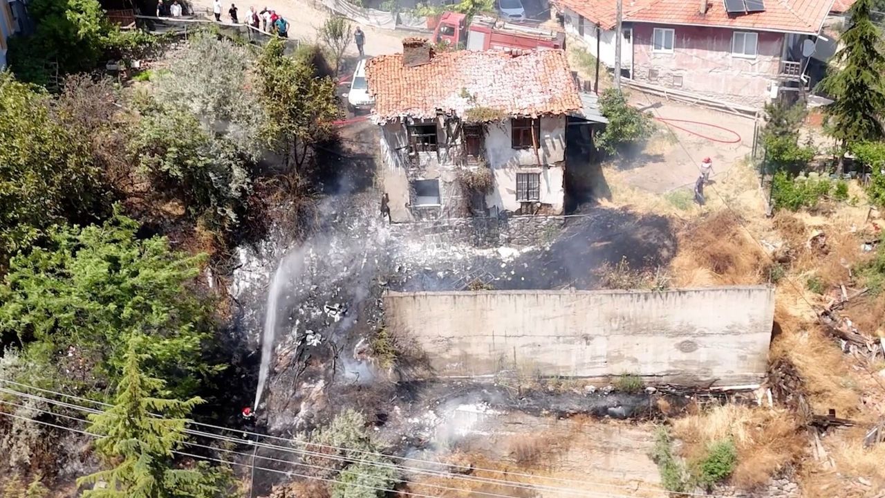 Ot yangınının sıçradığı  ahşap ev ve aracı küle  dönmekten itfaiye kurtardı