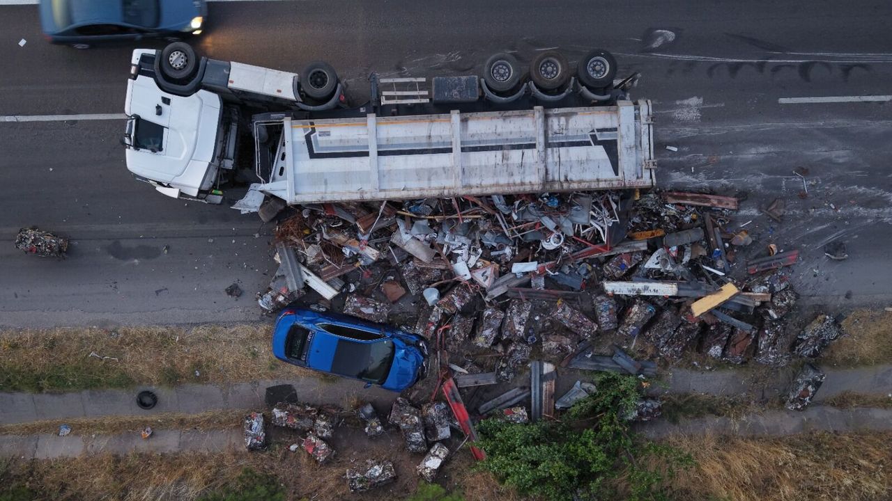 Metal yüklü TIR, yola devrildi:   Karı-koca faciadan  son anda kurtuldu