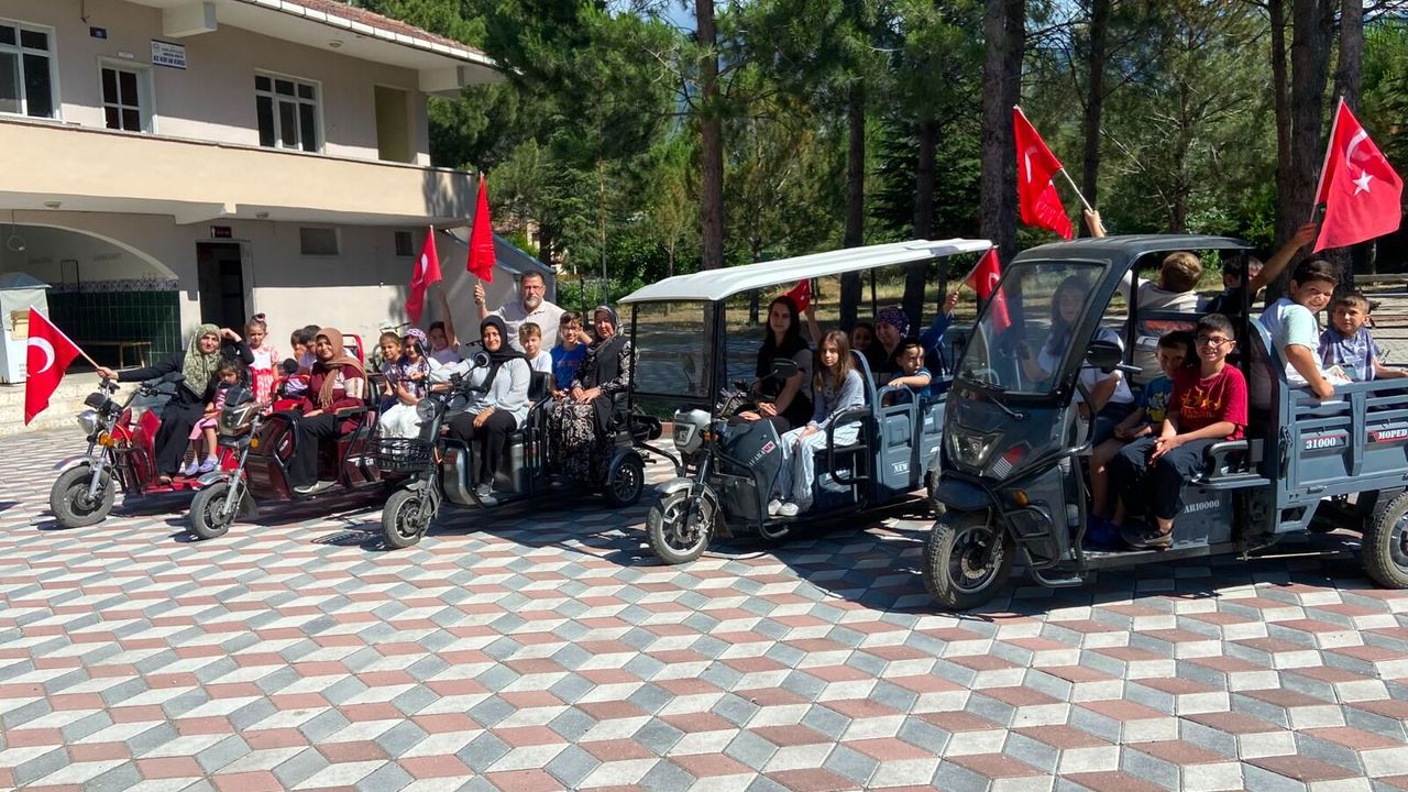 Kargı'da elektrikli araçlarla yaz Kur'an  kursu için konvoy düzenlendi