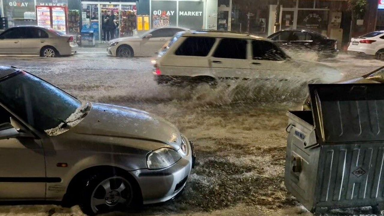 Sağanak doluya dönüştü, cadde ve sokaklar beyaza büründü