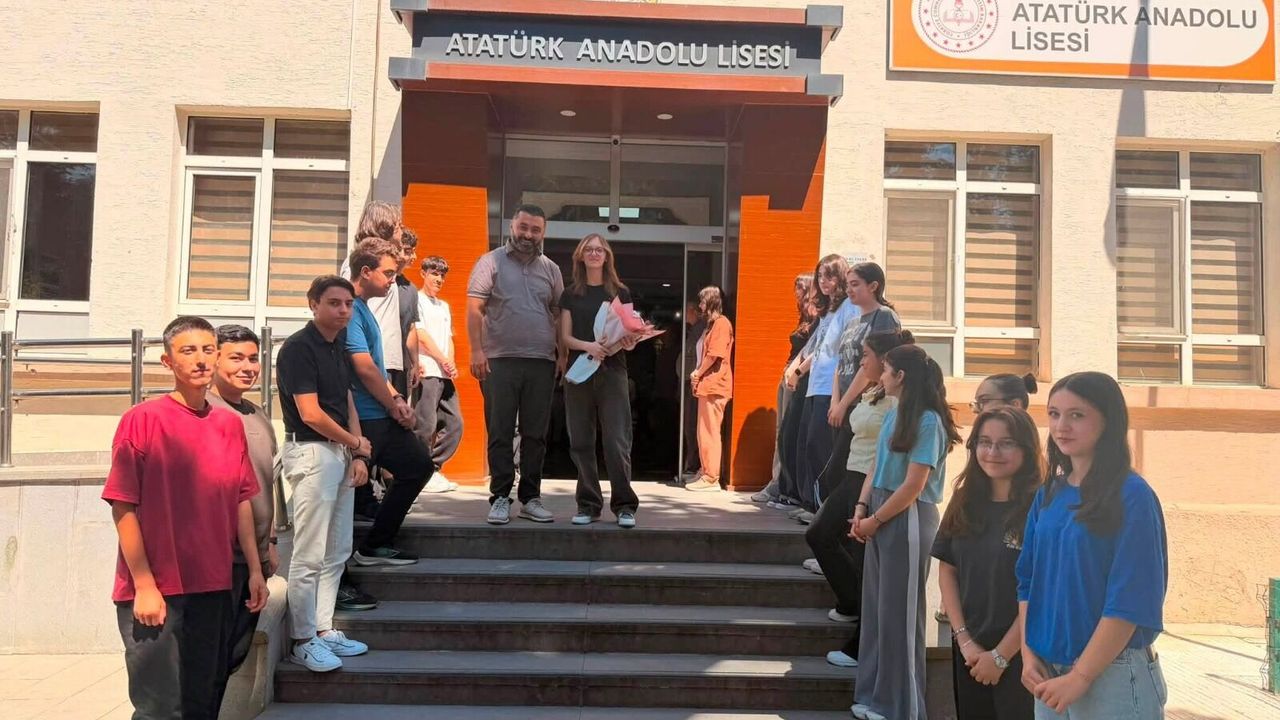 YKS şampiyonu Feride Nur  Demirtaş’a coşkulu karşılama