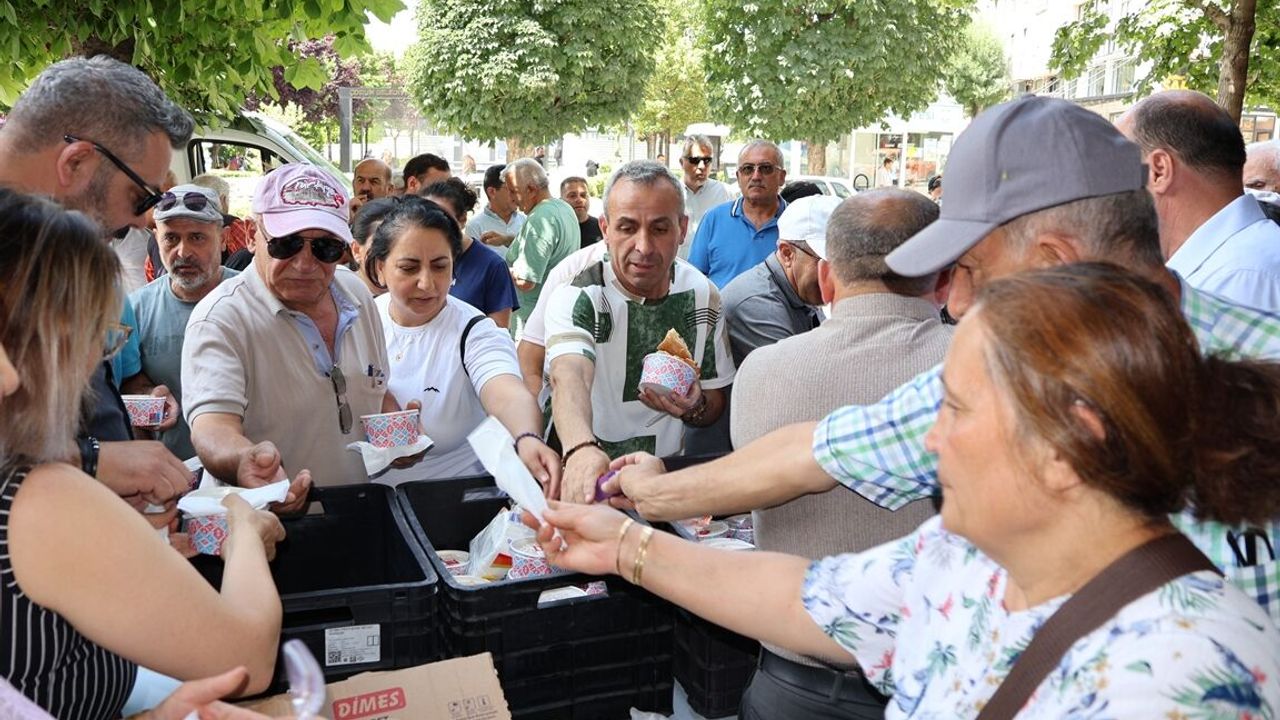 CHP'nin aşure etkinliğine yoğun ilgi