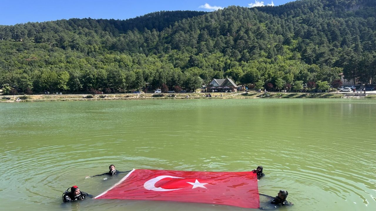 Çorum İHH arama kurtarma  ekibi, 15 Temmuz'a Türk  bayrağı açarak dikkat çekti