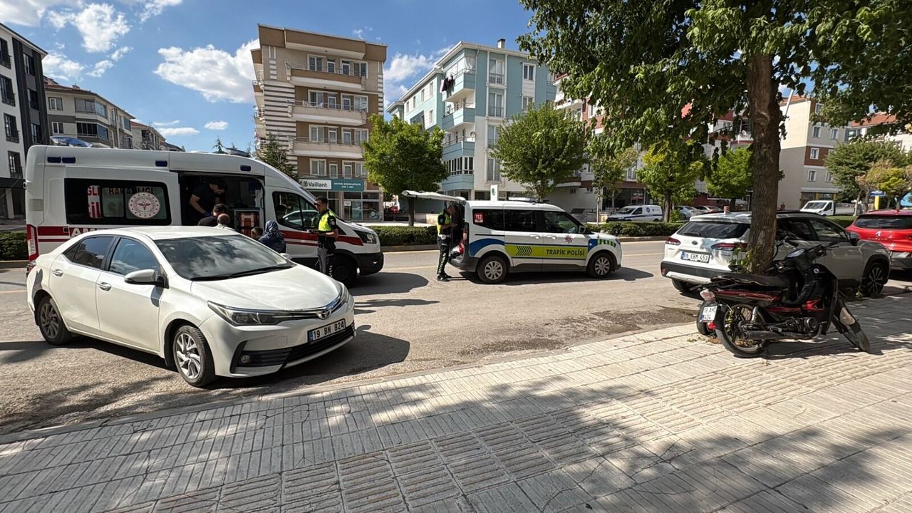 Otomobil ile elektrikli  bisiklet çarpıştı: 1 yaralı