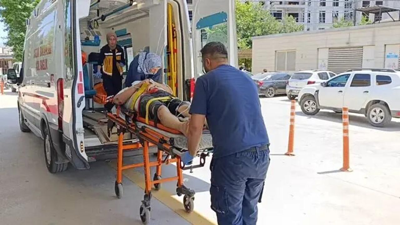 Çarpıştığı kamyonetin altında kalan motosikletli hayatını kaybetti