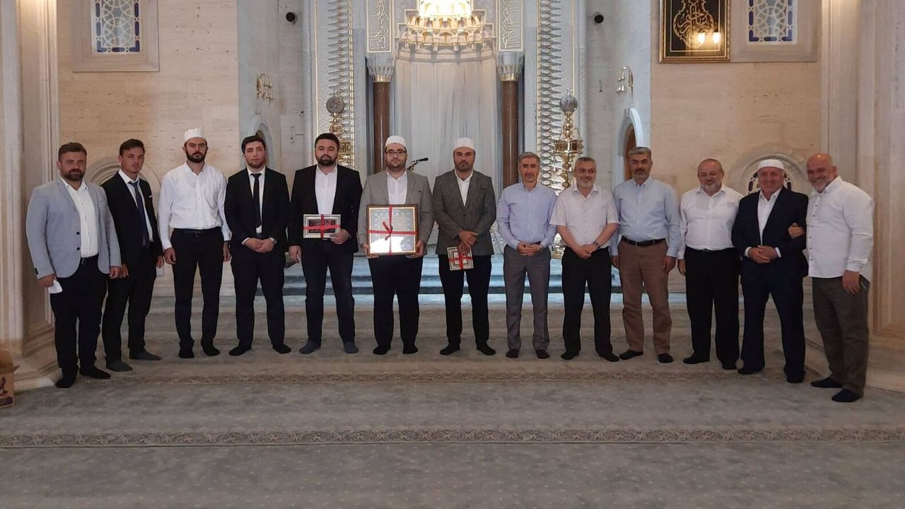 Din görevlileri en güzel  ezanı okumak için yarıştı