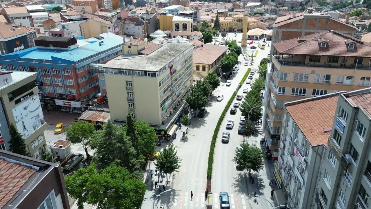 Çorum'un en işlek caddesi sil baştan yenileniyor