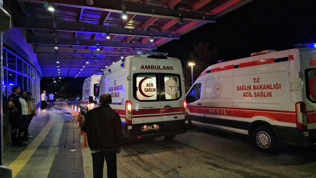 Çorum'da zincirleme trafik kazası 1'i ağır 8 yaralı