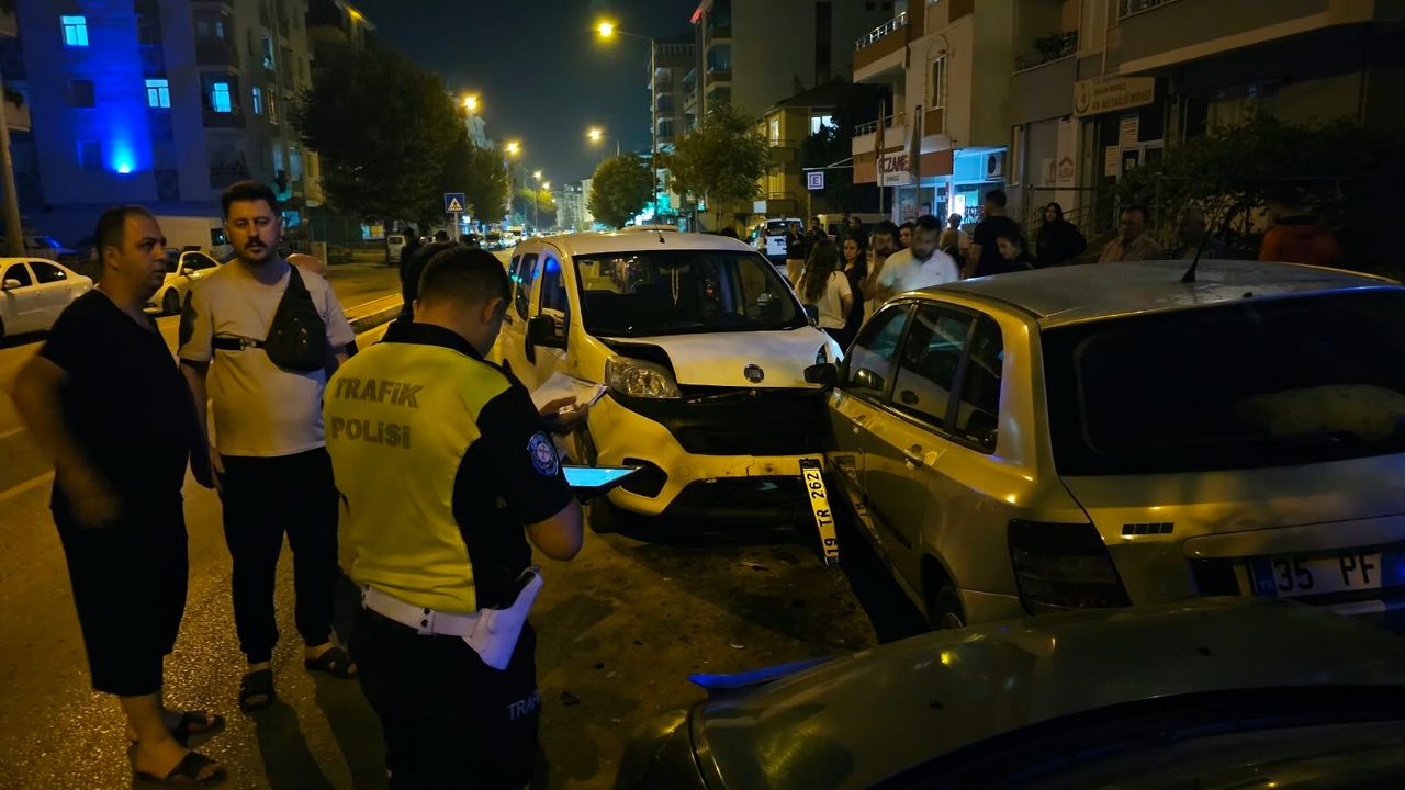 Çorum’da hafif ticari araç park halindeki 4 araca çarptı: 1 yaralı