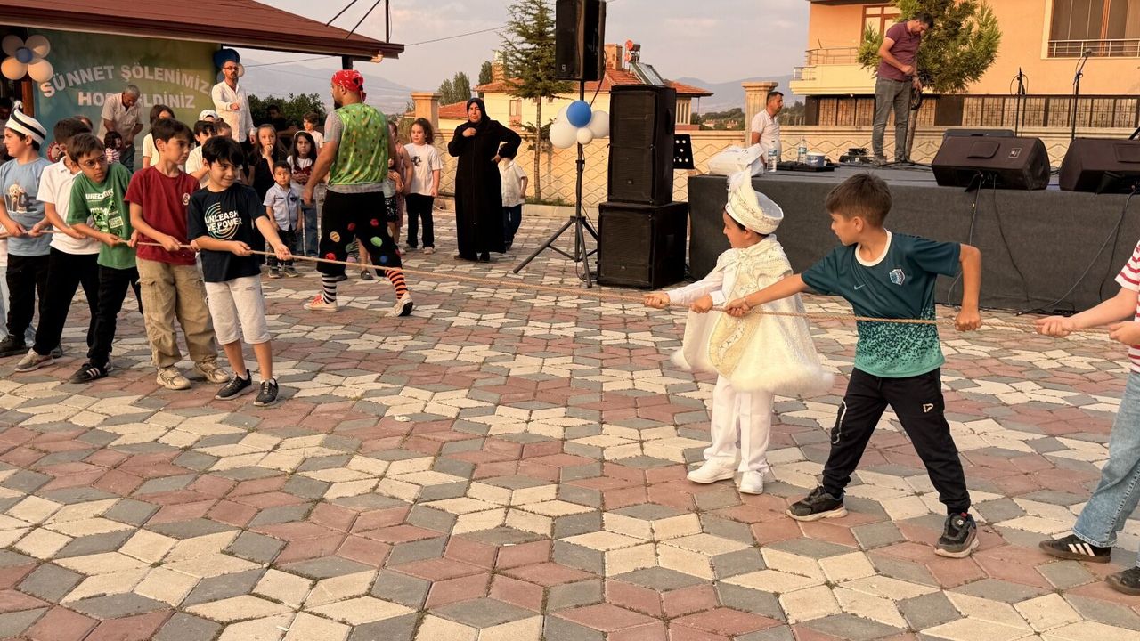 Laçin Belediyesi’nin etkinliğinde  12 çocuk sünnet oldu