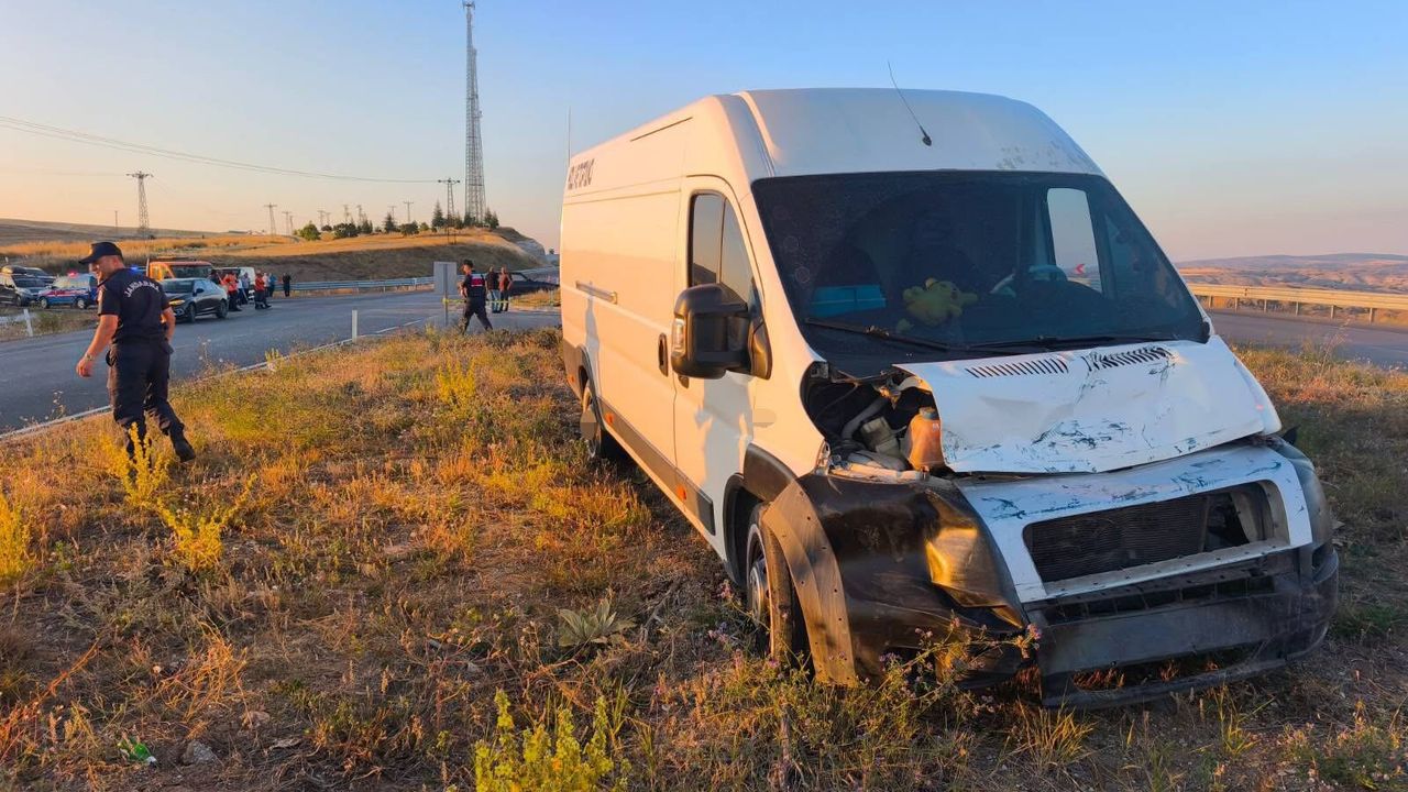 Otomobille minibüs çarpıştı: 2 kişi öldü