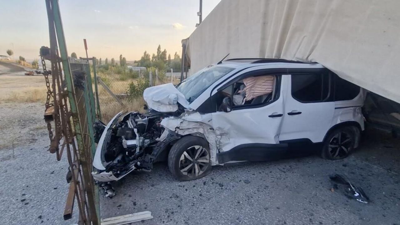 Çorum'da kontrolden çıkan tır, hafif ticari aracın üzerine devrildi: 1 yaralı