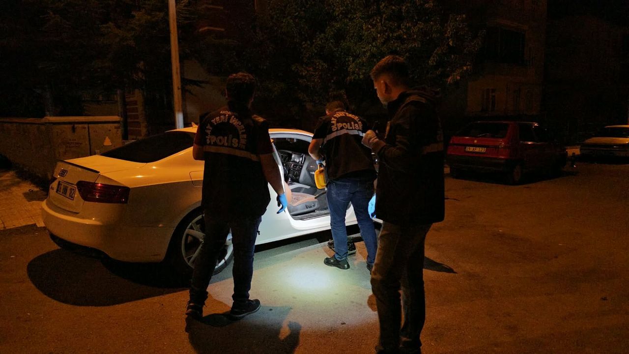 Motosikletli 2 kişi otomobile kurşun yağdırdı